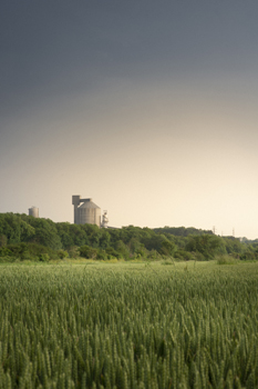 Ambiance orageuse sur la cimenterie de Ranville