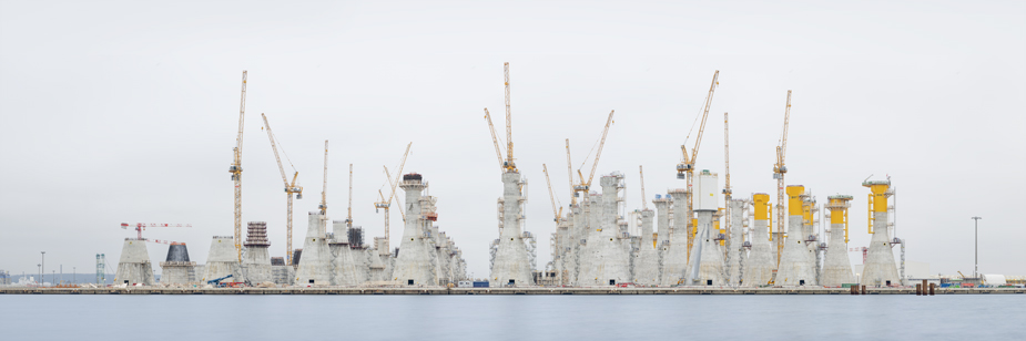Photo panoramique du chantier de construction des éoliennes offshore sur le quai de Bougainville au Havre