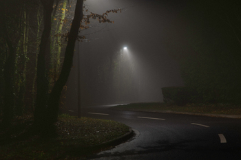 Nuit de brouillard avec éclairage urbain / virage en S
