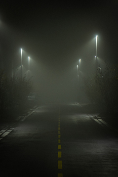 Nuit de brouillard avec éclairage urbain / Ligne droite