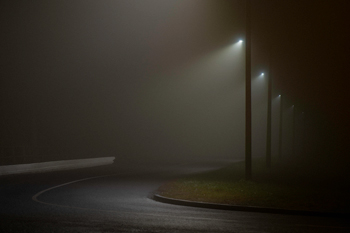 Nuit de brouillard avec éclairage urbain / virage en C